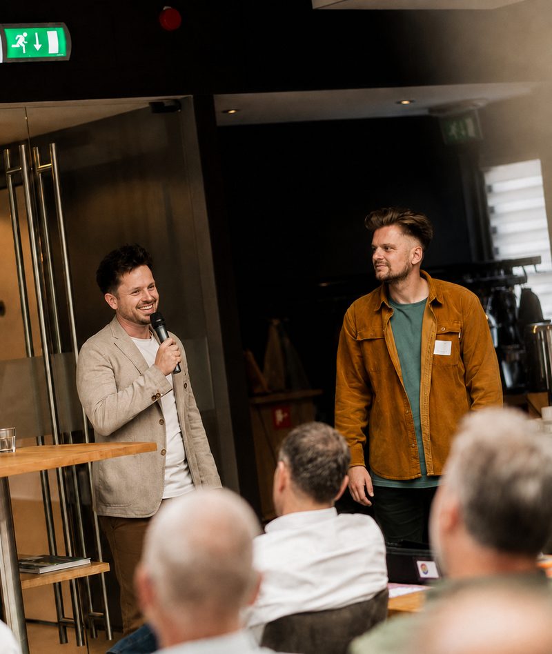 Tom en Michiel Brinkhuis van LinkedIn Brothers spreken voor een zaal ondernemers