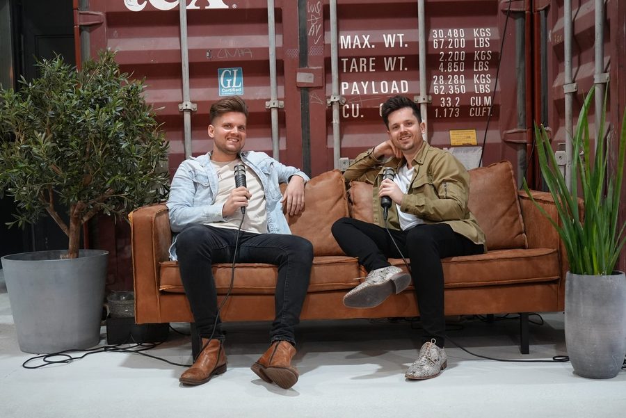 Tom en Michiel Brinkhuis tijdens een podcastopname